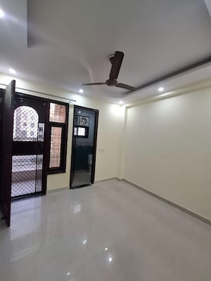 Room in 3 BHK Builder Floor at Mahavir Enclave – for Rent
