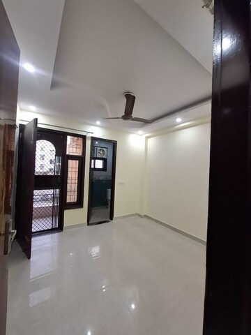 Room in 3 BHK Builder Floor at Mahavir Enclave – for Rent