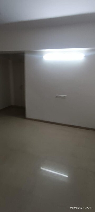 Room in 3 BHK Apartment at Nirala Estate, Tech Zone 4 Greater Noida – for Sale