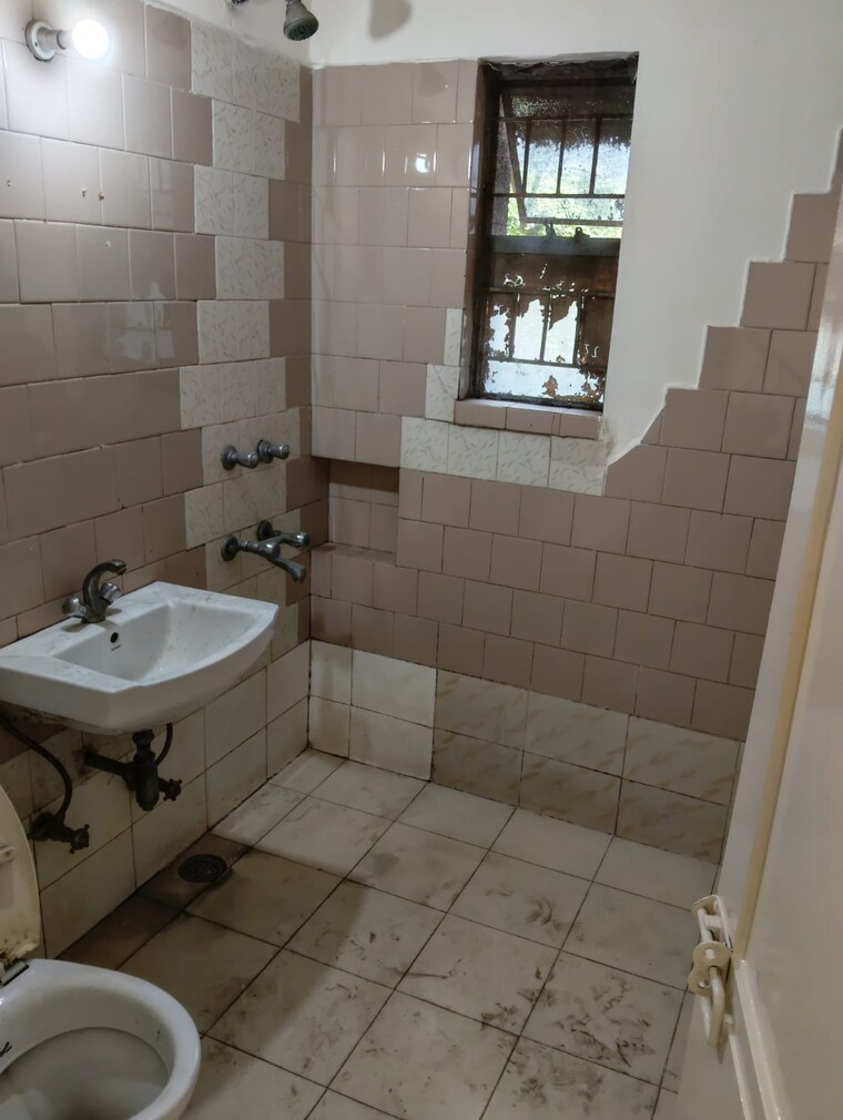 Attached Bathroom, vasant kunj 3 Bedroom 2000 Sq.Ft. Apartment In Vasant Kunj Delhi 9230365