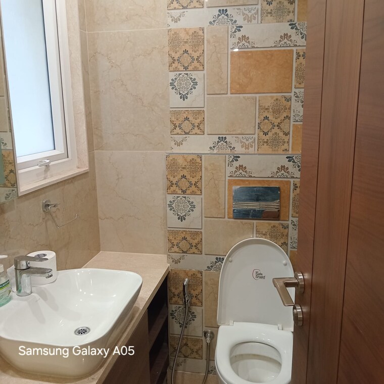 Bathroom, greater kailash part 3 3 Bedroom 214 Sq.Yd. Builder Floor In Greater Kailash Part 3 Delhi 9230484