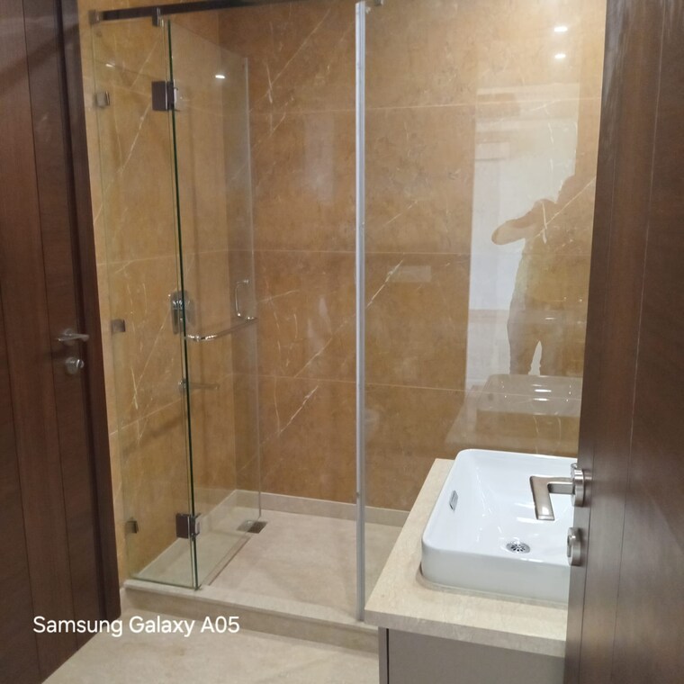 Bathroom, greater kailash part 3 3 Bedroom 214 Sq.Yd. Builder Floor In Greater Kailash Part 3 Delhi 9230484