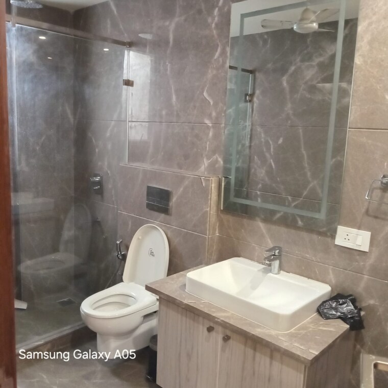 Bathroom, greater kailash part 3 3 Bedroom 214 Sq.Yd. Builder Floor In Greater Kailash Part 3 Delhi 9230484