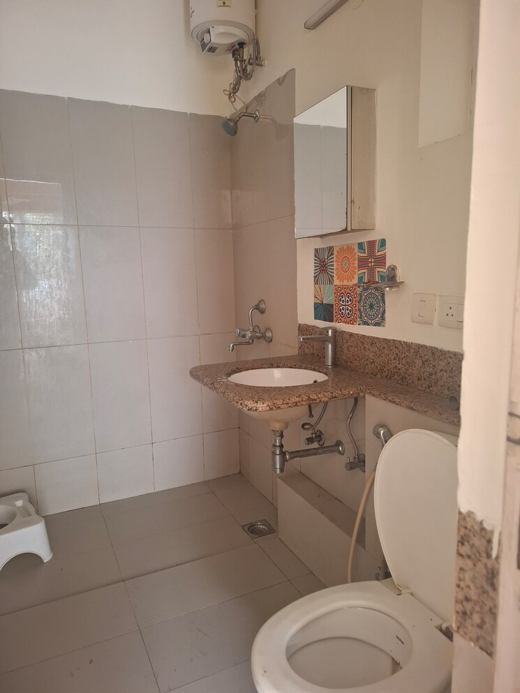 Bathroom, emaar-mgf-emerald-hills 3.5 Bedroom 2750 Sq.Ft. Apartment In Sector 65 Gurgaon 9230545