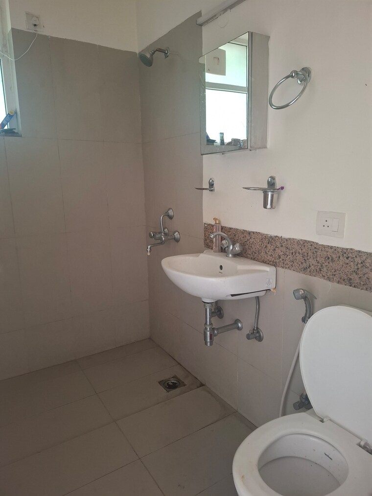 Bathroom, emaar-mgf-emerald-hills 3.5 Bedroom 3000 Sq.Ft. Apartment In Sector 65 Gurgaon 9230491