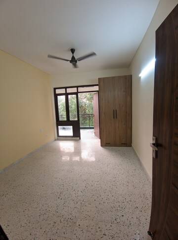 Room in 3 BHK Apartment at Eros Mayfair Towers, Charmwood Village – for Rent