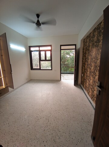 Room in 3 BHK Apartment at Eros Mayfair Towers, Charmwood Village – for Rent