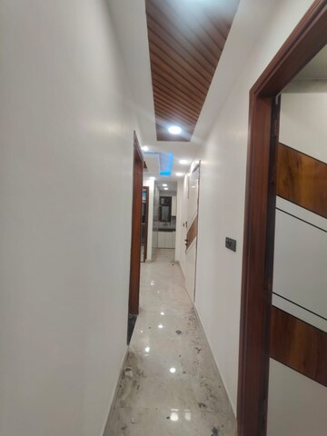 Building Lobby in 4 BHK Builder Floor at DLF Park Place, Sector 54 – for Rent