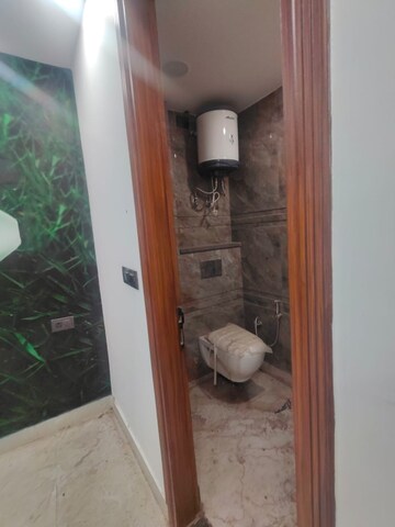 Bathroom in 4 BHK Builder Floor at DLF Park Place, Sector 54 – for Rent