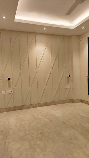 Room in 3 BHK Builder Floor at DLF Park Place, Sector 54 – for Rent