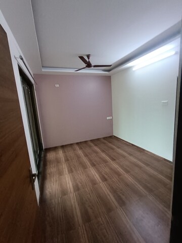 Room in 3 BHK Builder Floor at DLF Park Place, Sector 54 – for Rent