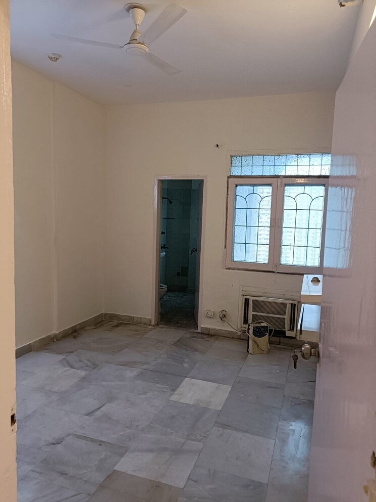 Room, ashoka enclave 2 Bedroom 160 Sq.Yd. Apartment In Ashoka Enclave Faridabad 9230801