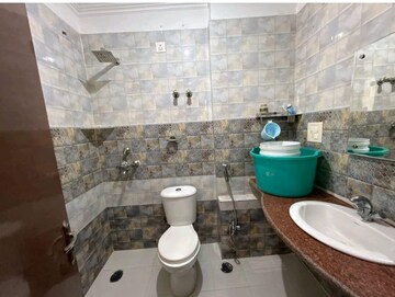 Attached Bathroom in 3 BHK Apartment at Gomti Nagar – for Rent