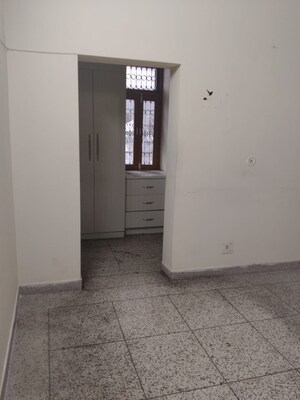 Room in 2 BHK Builder Floor at Gomti Nagar – for Rent