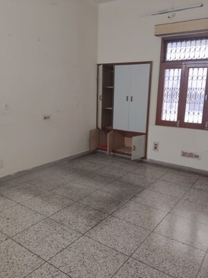 Room in 2 BHK Builder Floor at Gomti Nagar – for Rent