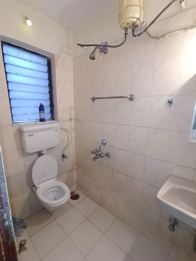 Bathroom, oxford-blues 1 Bedroom 563 Sq.Ft. Apartment In Wanowrie Pune 9230833