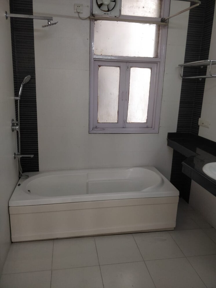 Bathroom, ashoka enclave 3 Bedroom 200 Sq.Yd. Apartment In Ashoka Enclave Faridabad 9230848