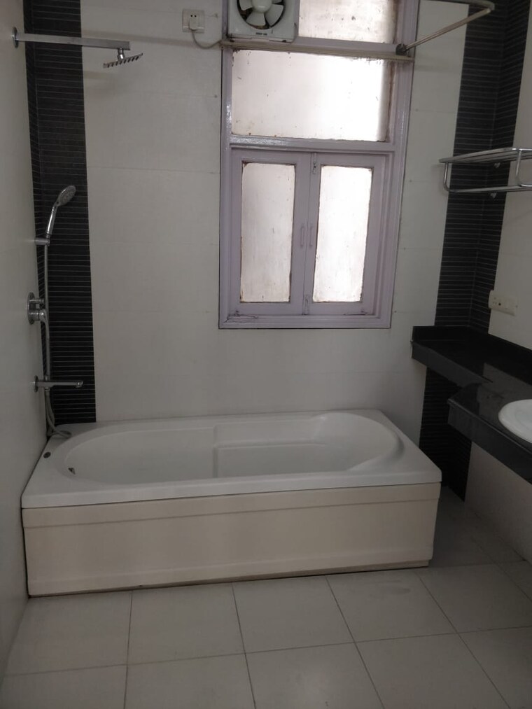 Bathroom, ashoka enclave 3 Bedroom 200 Sq.Yd. Apartment In Ashoka Enclave Faridabad 9230848
