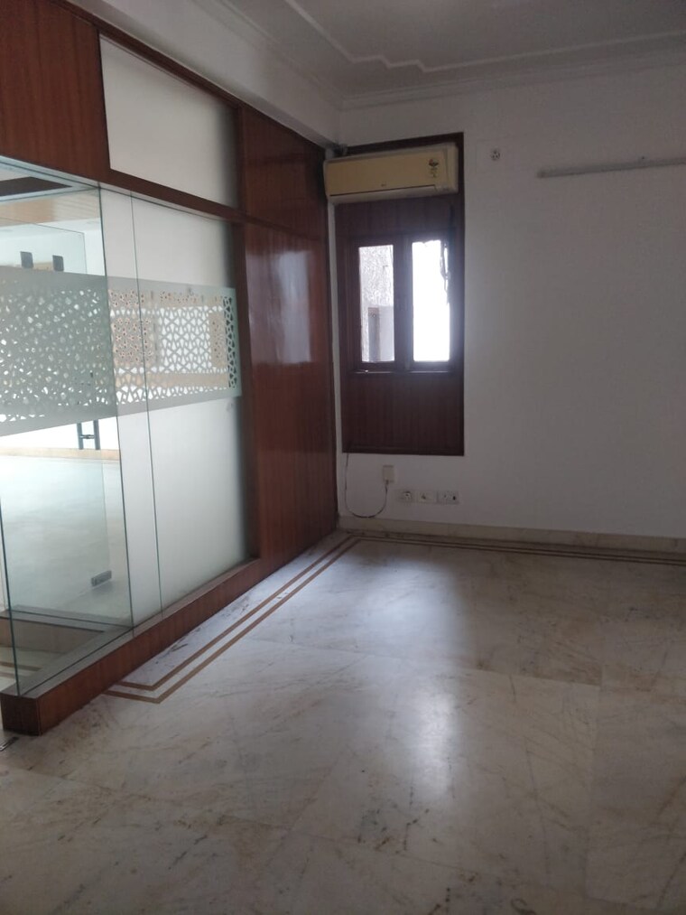 Room, ashoka enclave 3 Bedroom 200 Sq.Yd. Apartment In Ashoka Enclave Faridabad 9230848