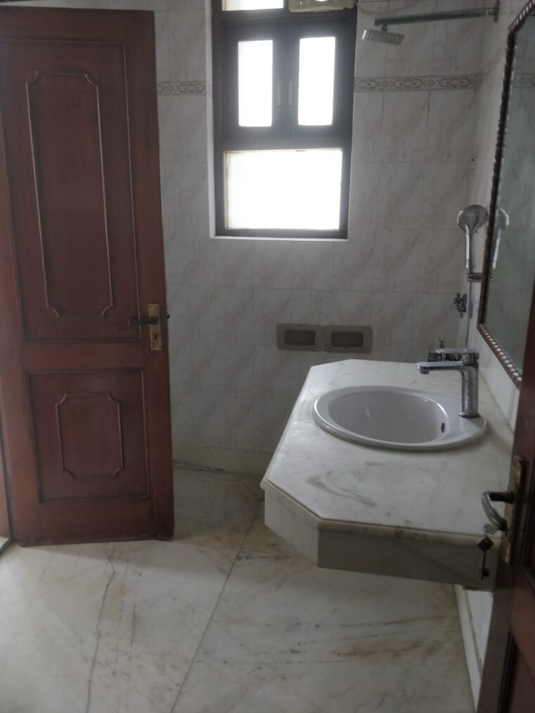 Bathroom, ashoka enclave 3 Bedroom 200 Sq.Yd. Apartment In Ashoka Enclave Faridabad 9230848