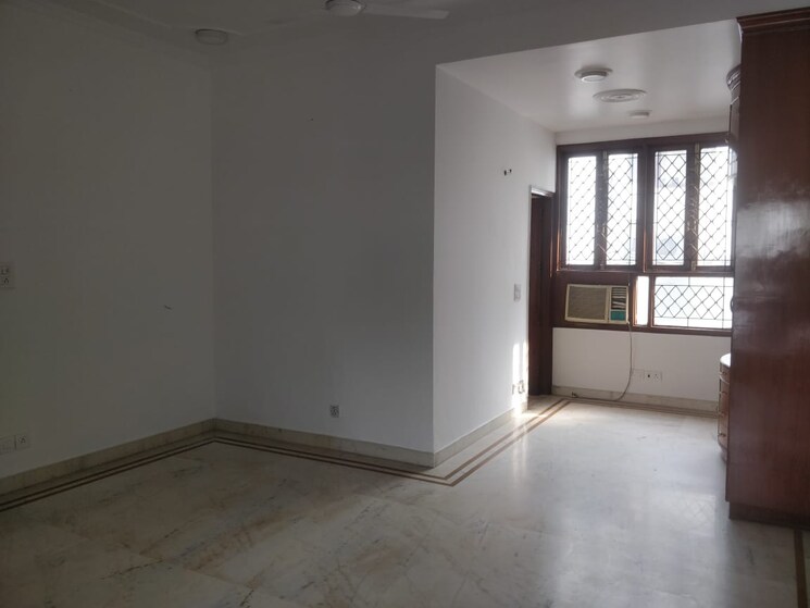 Room, ashoka enclave 3 Bedroom 200 Sq.Yd. Apartment In Ashoka Enclave Faridabad 9230848