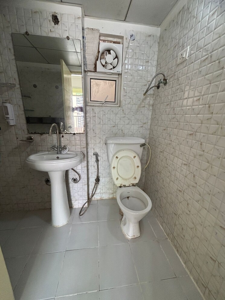 Bathroom, gaur-city-2-12th-avenue 2.5 Bedroom 1055 Sq.Ft. Apartment In Sector 16c Greater Noida Greater Noida 9231351