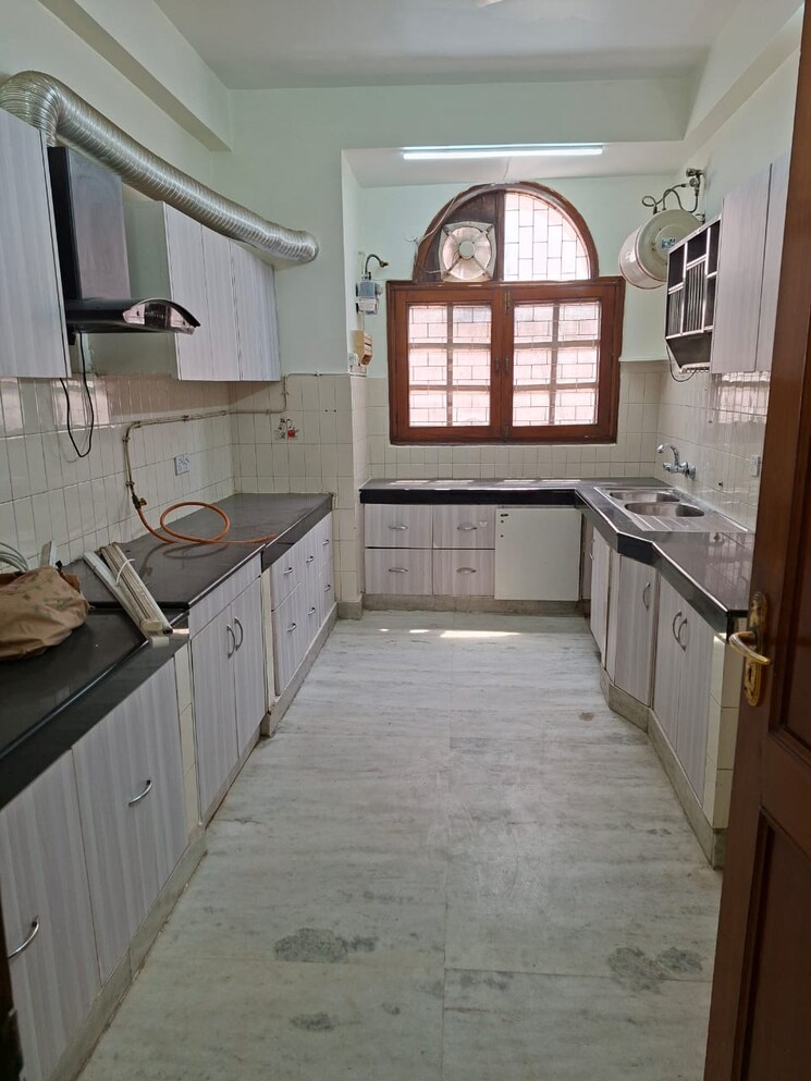 Kitchen, green park 3 Bedroom 300 Sq.Yd. Apartment In Green Park Delhi 9231378