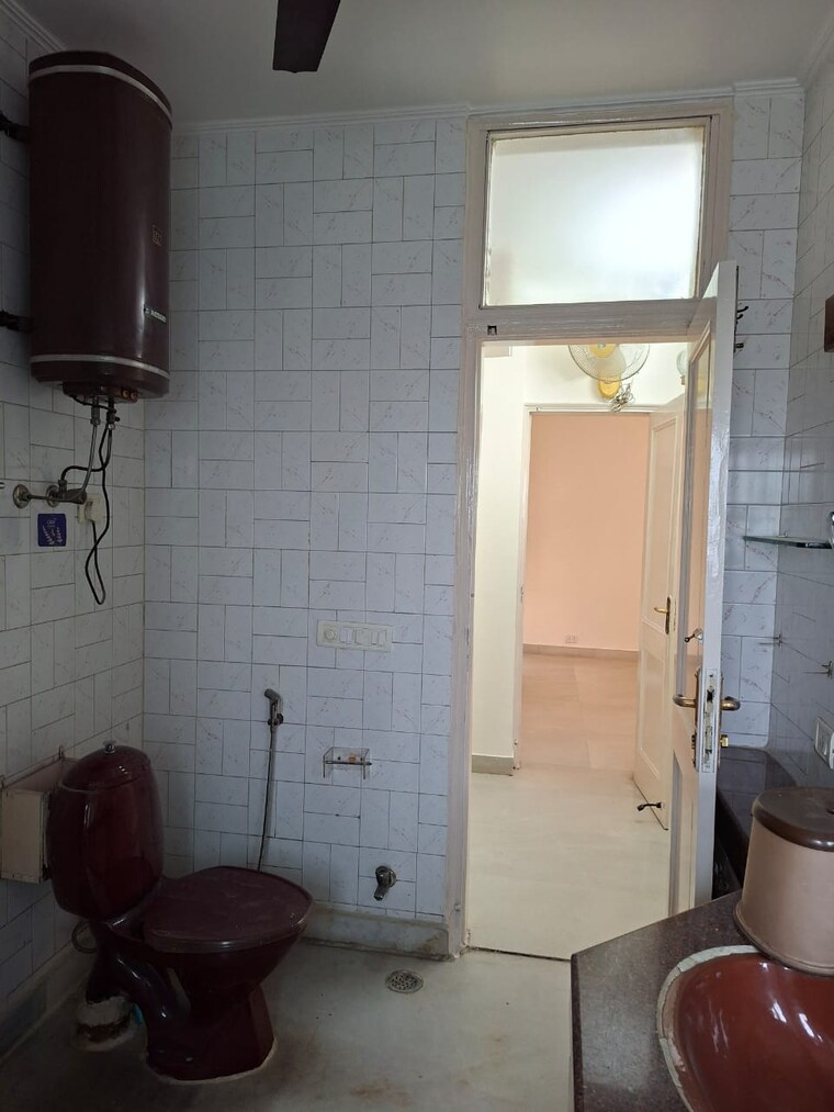 Bathroom, green park 3 Bedroom 300 Sq.Yd. Apartment In Green Park Delhi 9231378