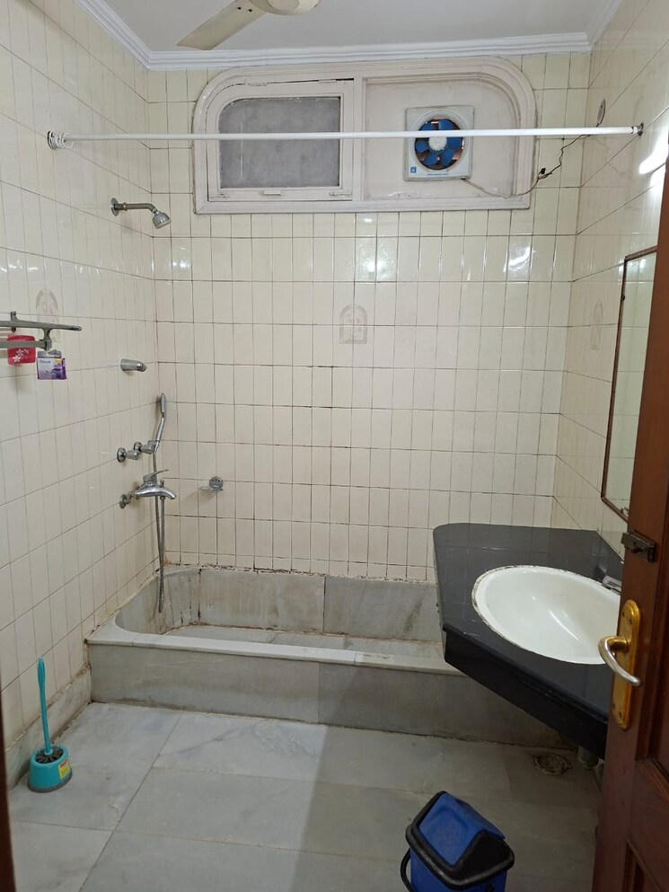 Bathroom, green park 3 Bedroom 300 Sq.Yd. Apartment In Green Park Delhi 9231378