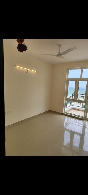 Room in 3 BHK Apartment at Grand Omaxe, Gomti Nagar – for Sale