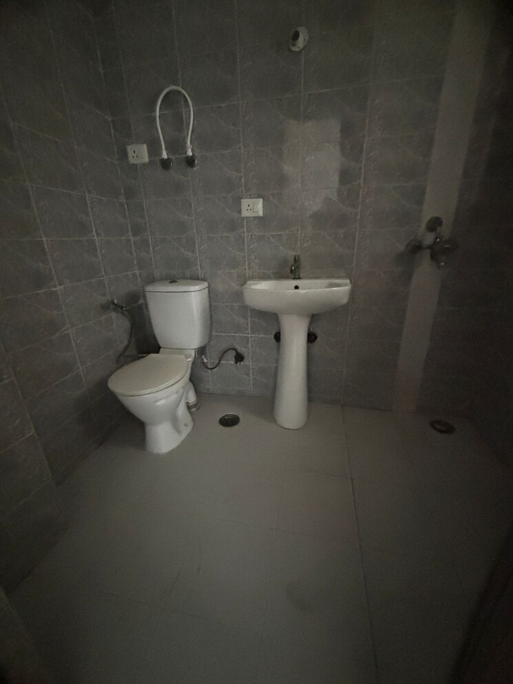 Bathroom, galaxy-north-avenue 2 Bedroom 905 Sq.Ft. Apartment In Gaur City 1 Greater Noida 9231420
