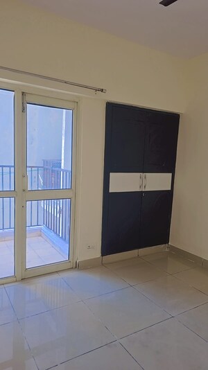 Room in 3 BHK Apartment at Panchsheel Greens, Sector 16 Greater Noida – for Rent