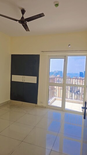 Room in 3 BHK Apartment at Panchsheel Greens, Sector 16 Greater Noida – for Rent