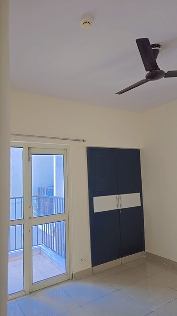 Room in 3 BHK Apartment at Panchsheel Greens, Sector 16 Greater Noida – for Rent
