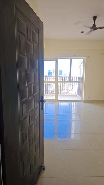 Room in 3 BHK Apartment at Panchsheel Greens, Sector 16 Greater Noida – for Rent