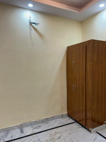Room in 2 BHK Apartment at Sector 37 – for Rent