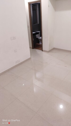 Room in 2 BHK Apartment at Kalpataru Paramount, Kapur Bawdi – for Rent