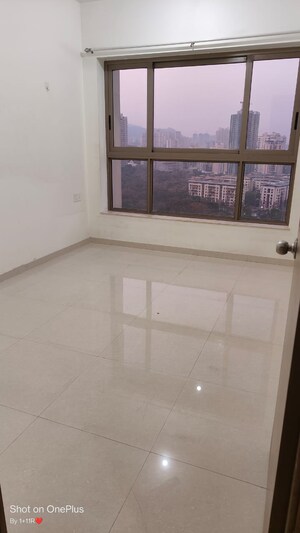 Room in 2 BHK Apartment at Kalpataru Paramount, Kapur Bawdi – for Rent