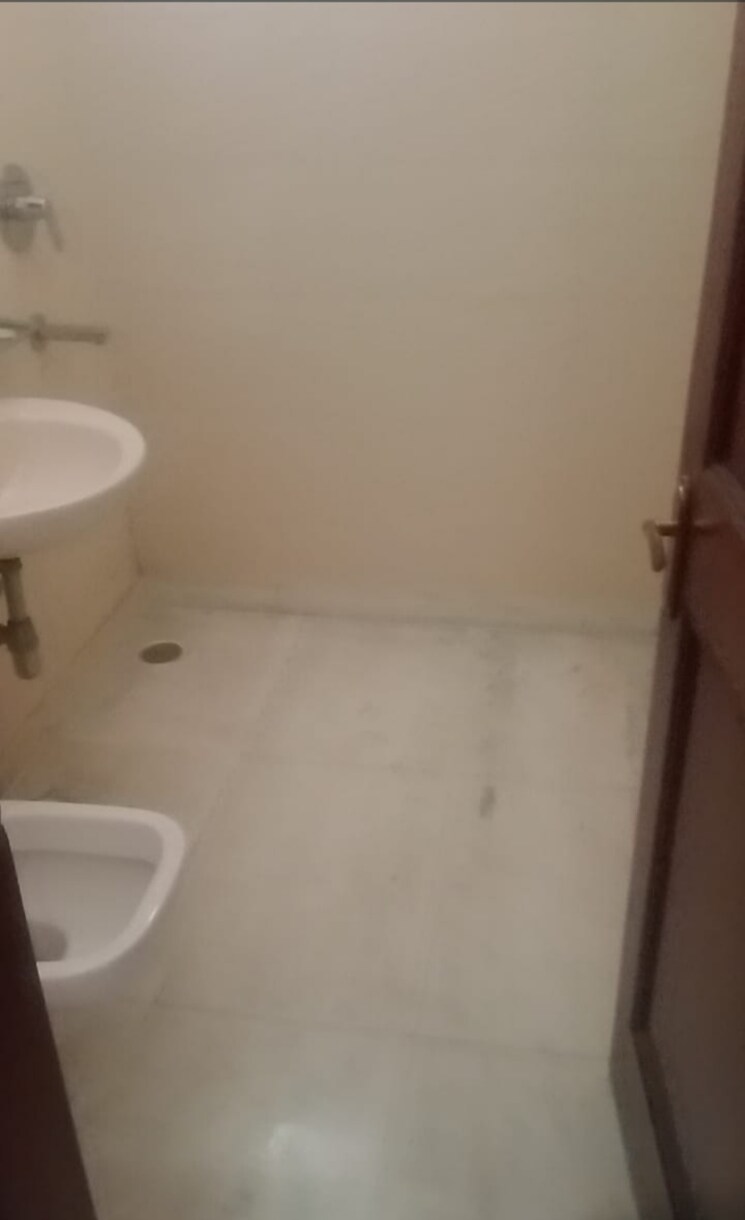 Bathroom, anand vihar 3 Bedroom 2700 Sq.Ft. Builder Floor In Anand Vihar Delhi 9232000