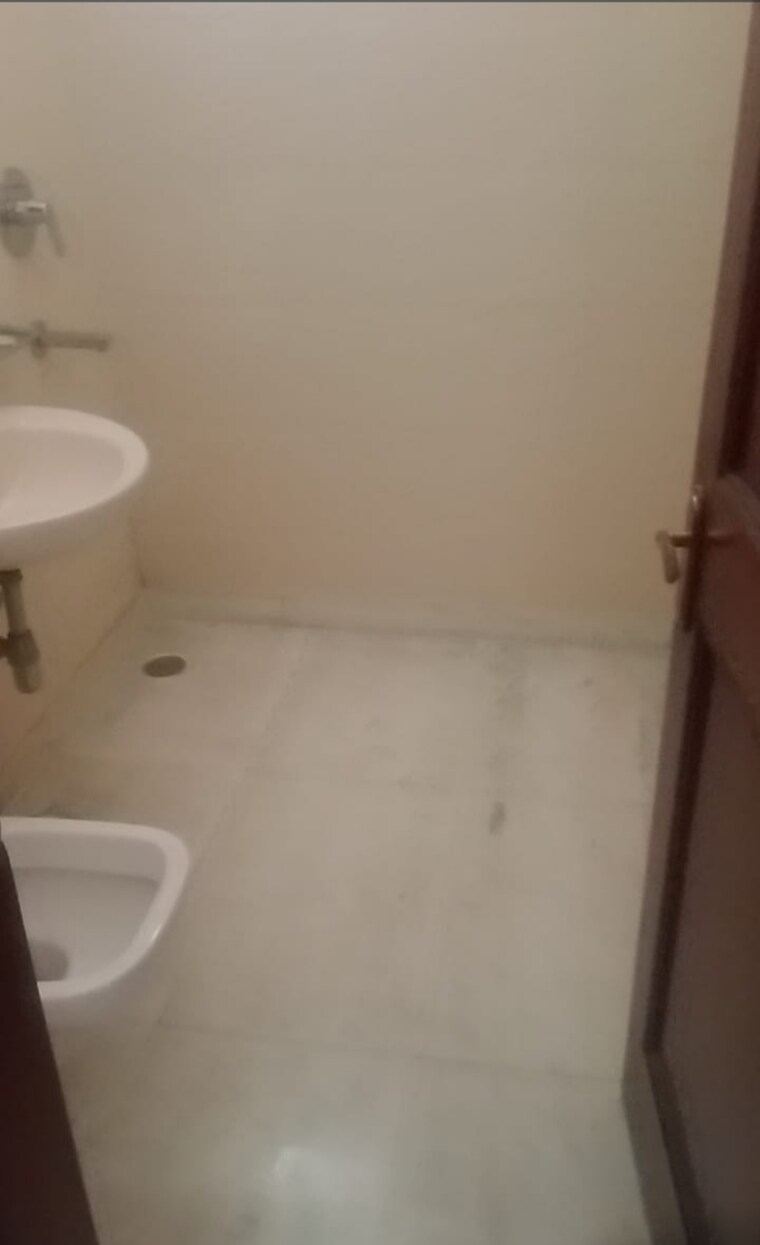 Bathroom, anand vihar 3 Bedroom 2700 Sq.Ft. Builder Floor In Anand Vihar Delhi 9232000