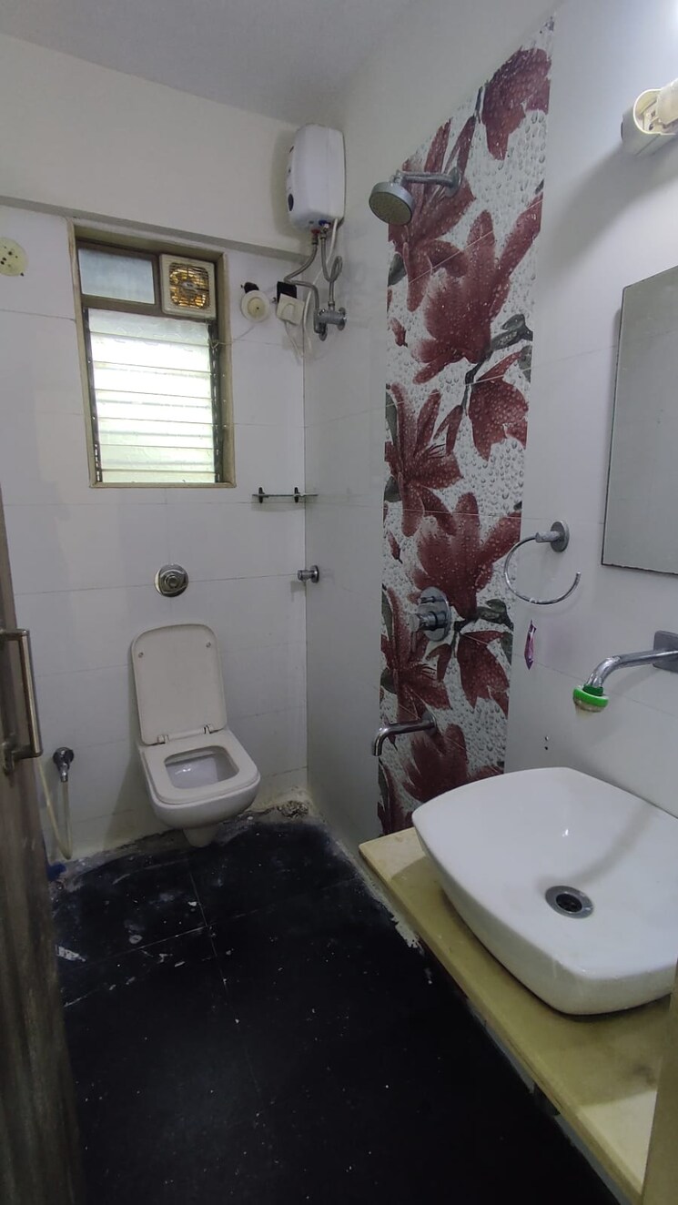 Bathroom, orlem 1 Bedroom 650 Sq.Ft. Apartment In Orlem Mumbai 9232082