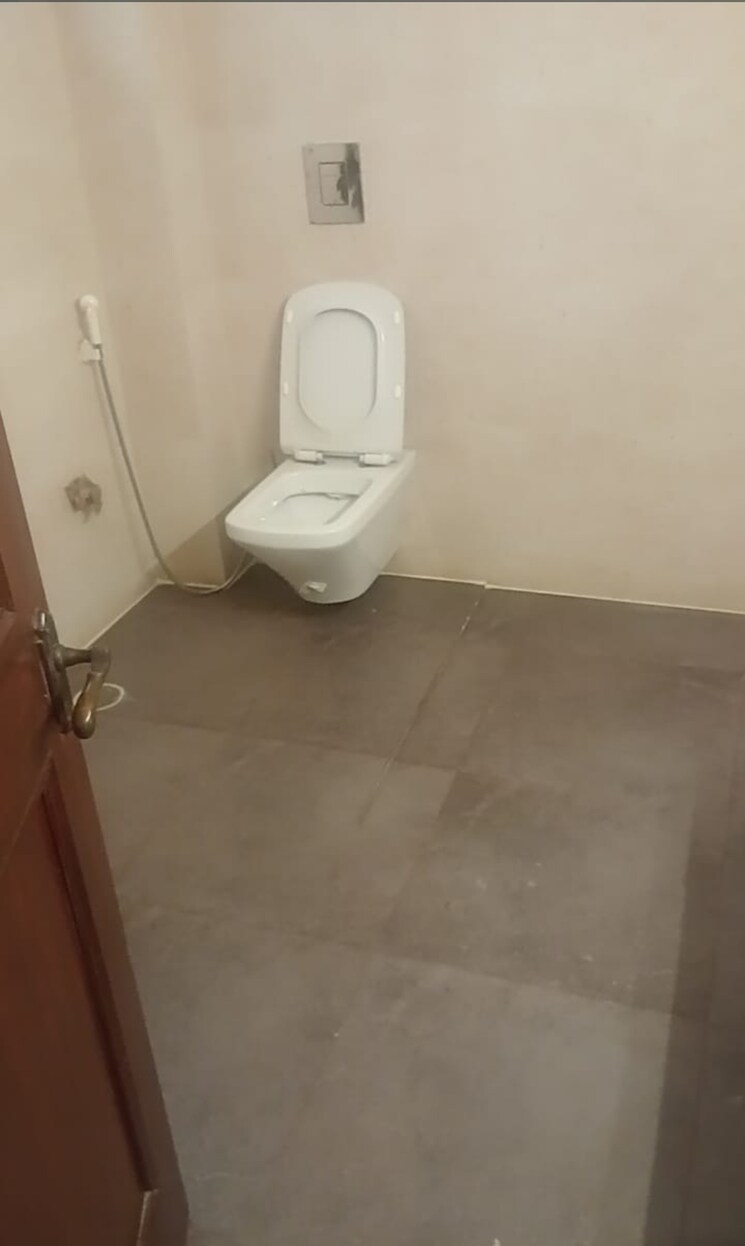 Bathroom, anand vihar 3 Bedroom 2750 Sq.Ft. Builder Floor In Anand Vihar Delhi 9232266