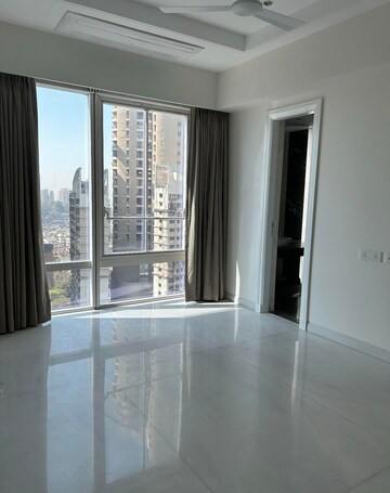 Room in 3 BHK Apartment at Indiabulls Blu, Worli – for Rent