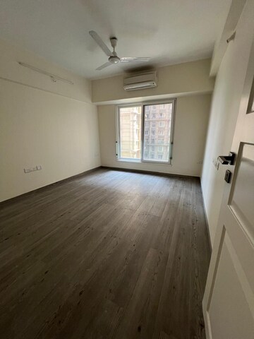 Room in 3 BHK Apartment at K Raheja Vivarea, Mahalaxmi – for Rent