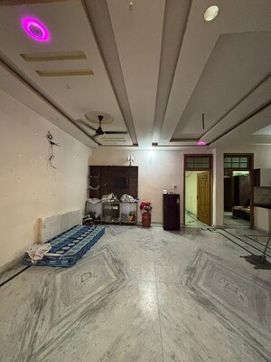 Room in 2 BHK Apartment at Gomti Nagar – for Rent