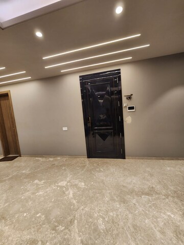 Room in 4 BHK Apartment at Greater Kailash I – for Rent