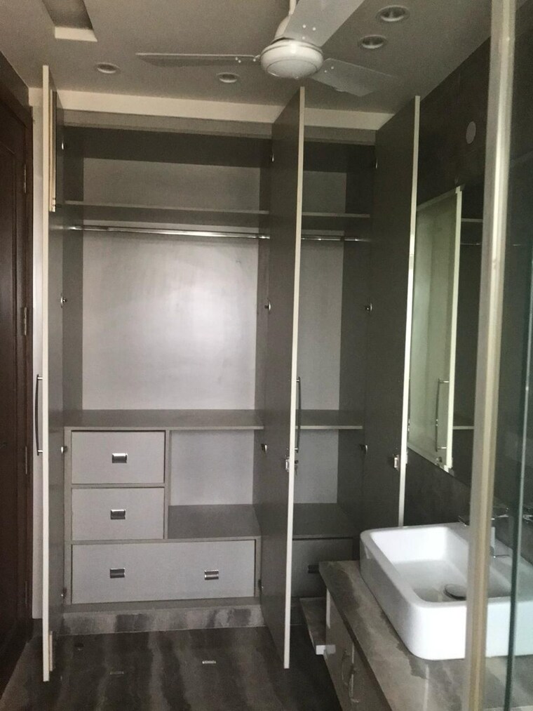 Bathroom, defence colony 3 Bedroom 2200 Sq.Ft. Apartment In Defence Colony Delhi 9232651