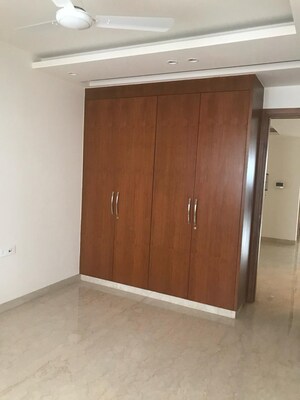 Room in 3 BHK Apartment at Defence Colony – for Rent