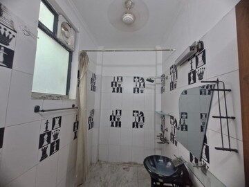 Attached Bathroom in 1 BHK Independent House at Shatabdi Vihar Sector-61, Sector 61 – for Rent