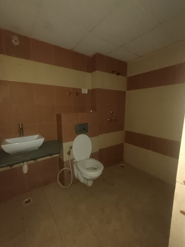 Bathroom, mahagun-mywoods 4 Bedroom 1810 Sq.Ft. Apartment In Sector 16c Greater Noida Greater Noida 9232710